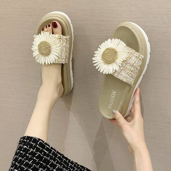 Нов модел дамски чехли с равна платформа и 3D елемент