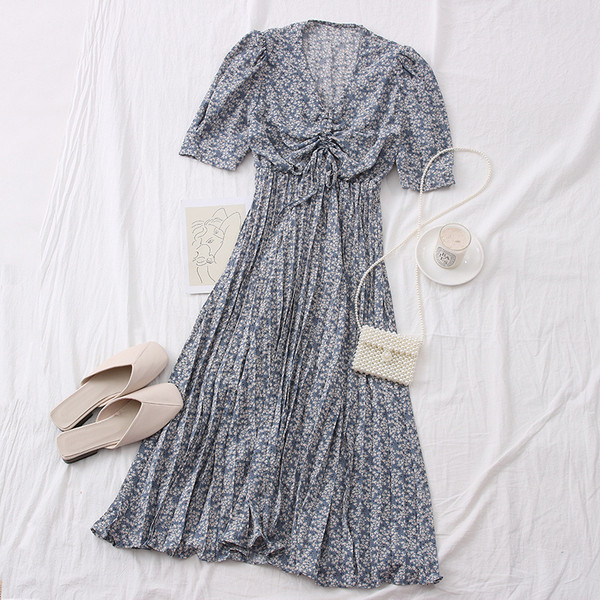 Модерна дамска рокля с къс ръкав и шпиц деколте