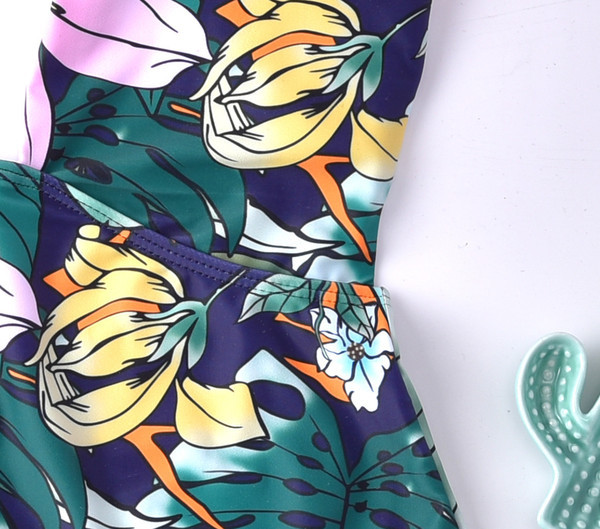 Цял бански  костюм с флорален десен и V-образно деколте