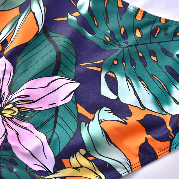 Цял бански  костюм с флорален десен и V-образно деколте