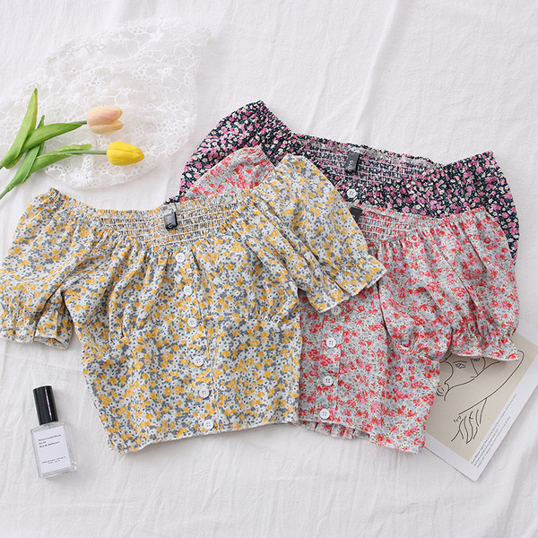 Novi model kratke ženske košulje s lađa izrezom i cvjetnim uzorkom