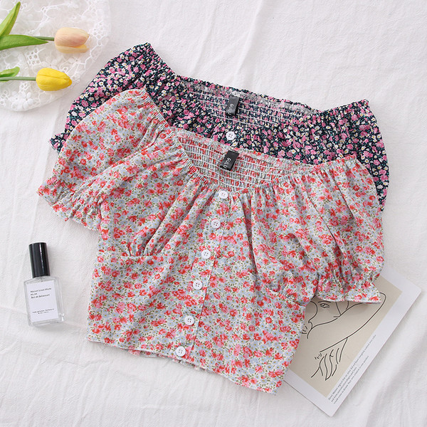 Novi model kratke ženske košulje s lađa izrezom i cvjetnim uzorkom