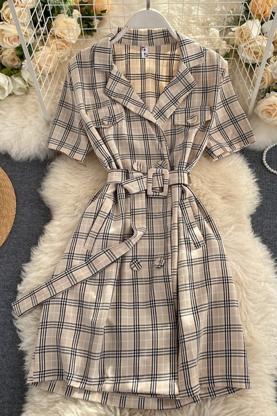 Дамска карирана рокля с колан и шпиц деколте