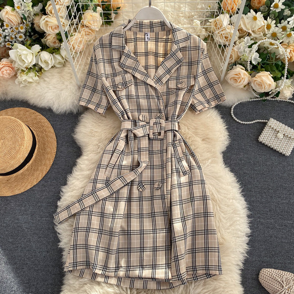 Дамска карирана рокля с колан и шпиц деколте