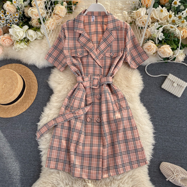 Дамска карирана рокля с колан и шпиц деколте