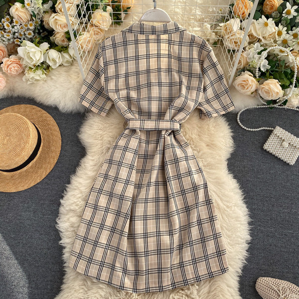 Дамска карирана рокля с колан и шпиц деколте