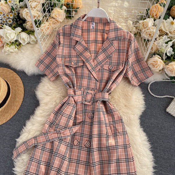 Дамска карирана рокля с колан и шпиц деколте