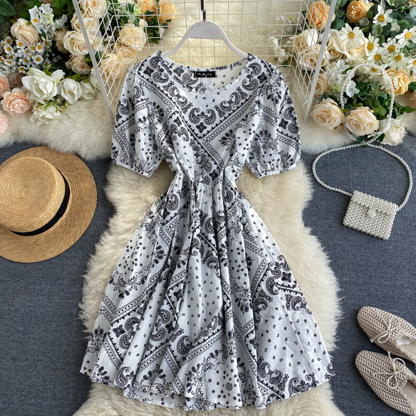 Дамска ежедневна рокля с къс ръкав и овално деколте