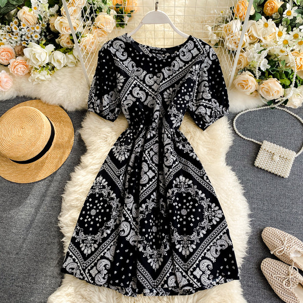 Дамска ежедневна рокля с къс ръкав и овално деколте