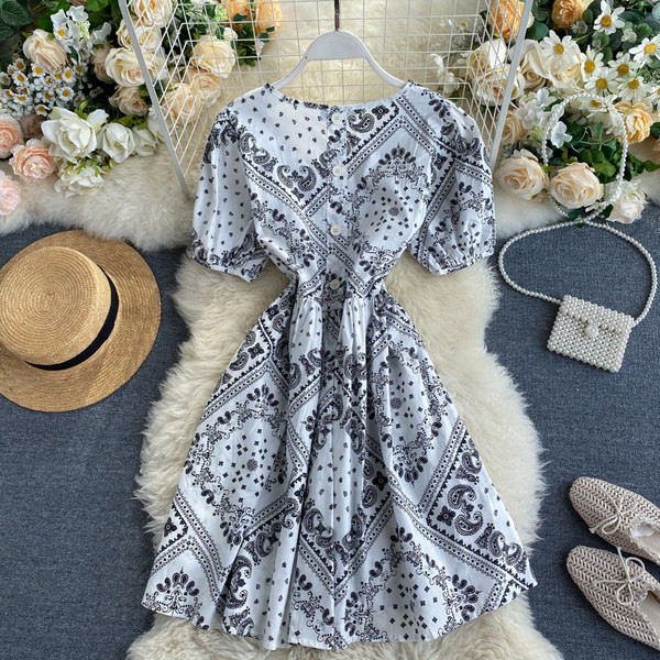 Дамска ежедневна рокля с къс ръкав и овално деколте