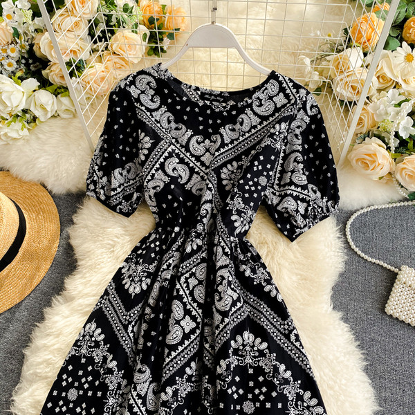 Дамска ежедневна рокля с къс ръкав и овално деколте