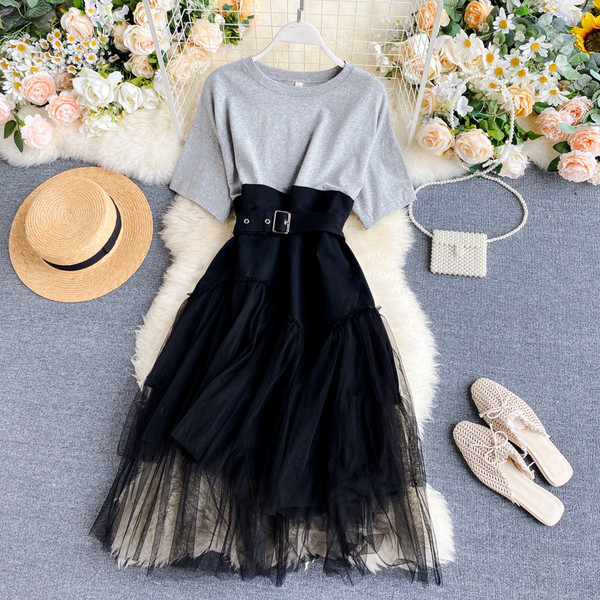 Модерна дамска рокля с колан и тюл