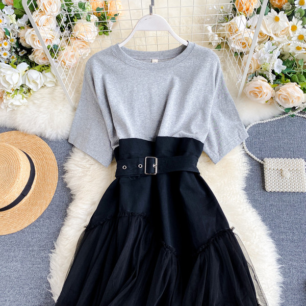 Модерна дамска рокля с колан и тюл