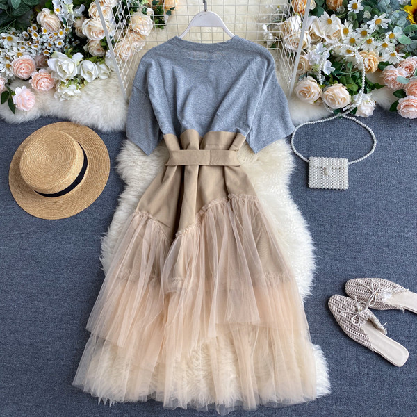 Модерна дамска рокля с колан и тюл