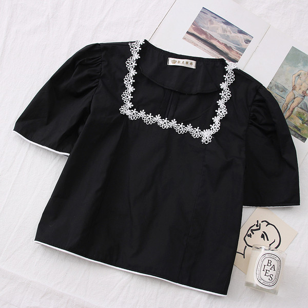 Дамска риза с бродерия,квадратно деколте и къс ръкав