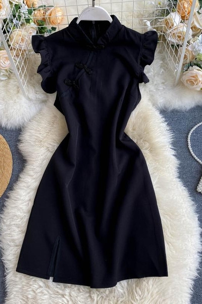 Модерна дамска рокля с черен цвят и къдри на ръкава