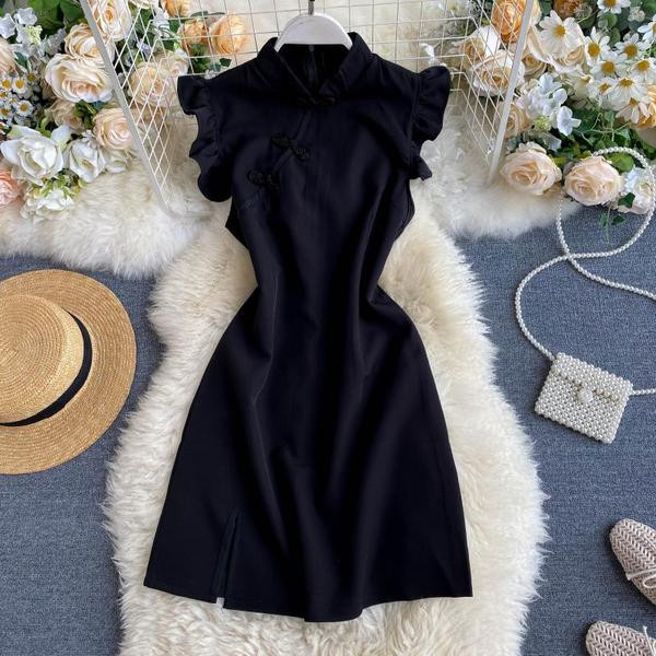 Модерна дамска рокля с черен цвят и къдри на ръкава