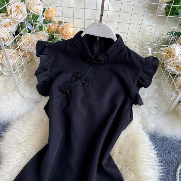 Модерна дамска рокля с черен цвят и къдри на ръкава