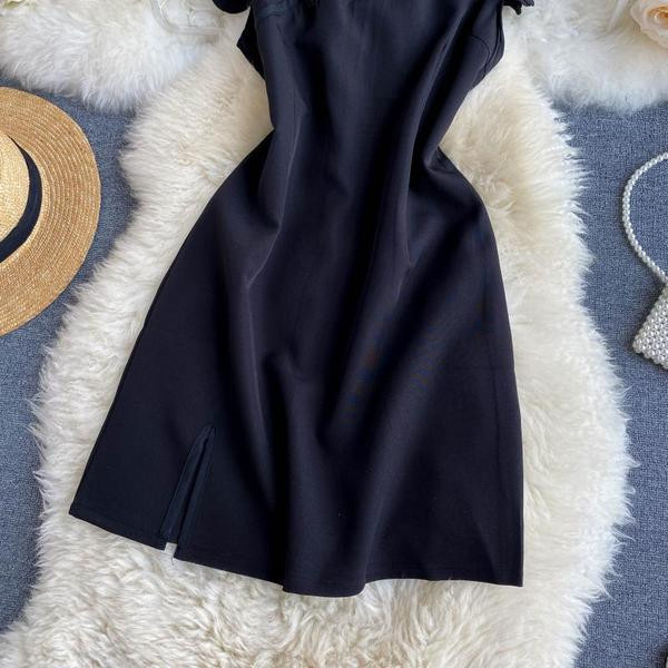 Модерна дамска рокля с черен цвят и къдри на ръкава