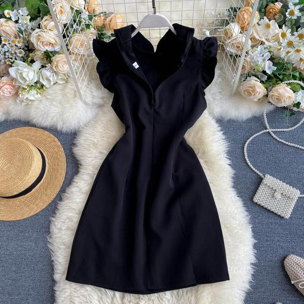 Модерна дамска рокля с черен цвят и къдри на ръкава