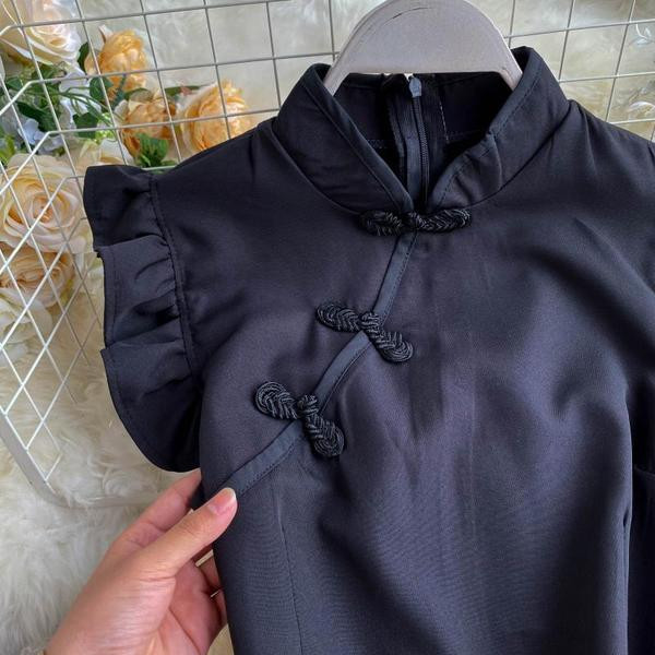 Модерна дамска рокля с черен цвят и къдри на ръкава