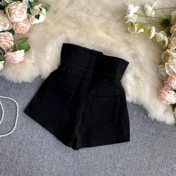 Ženske kratke hlače s visokim strukom u crnoj boji