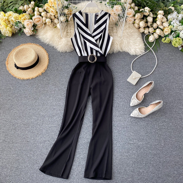 Дълъг дамски гащеризон с колан на талията и шпиц деколте