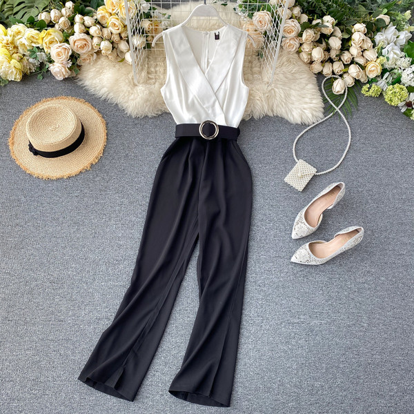 Дълъг дамски гащеризон с колан на талията и шпиц деколте