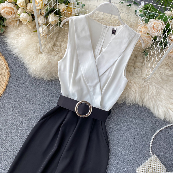 Дълъг дамски гащеризон с колан на талията и шпиц деколте