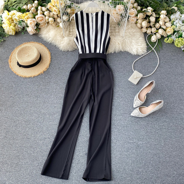 Дълъг дамски гащеризон с колан на талията и шпиц деколте