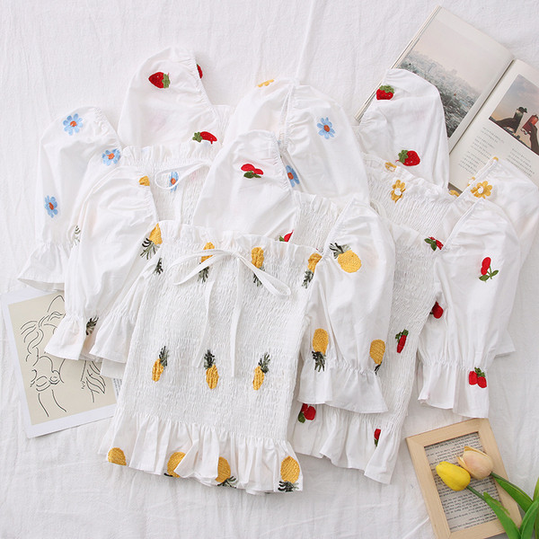 Ženska bluza s vezom i četvrtastim izrezom u bijeloj boji