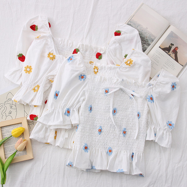 Ženska bluza s vezom i četvrtastim izrezom u bijeloj boji