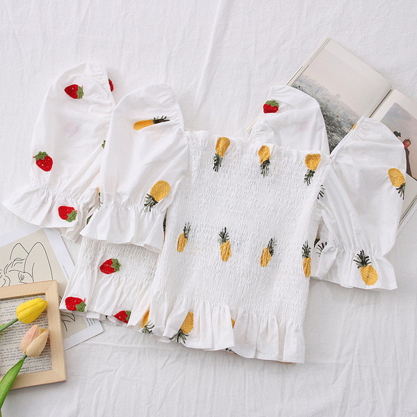 Ženska bluza s vezom i četvrtastim izrezom u bijeloj boji