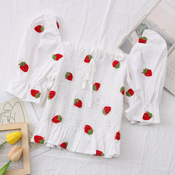 Ženska bluza s vezom i četvrtastim izrezom u bijeloj boji