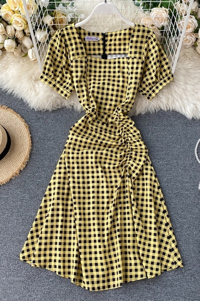 Модерна дамска рокля с квадратно деколте и къс ръкав