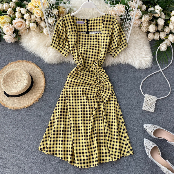 Модерна дамска рокля с квадратно деколте и къс ръкав