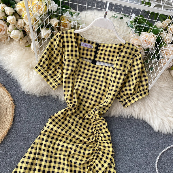 Модерна дамска рокля с квадратно деколте и къс ръкав