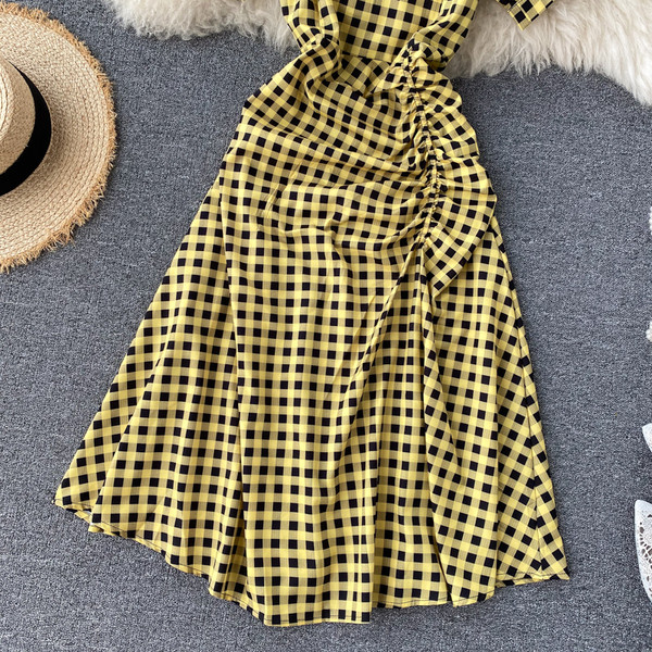 Модерна дамска рокля с квадратно деколте и къс ръкав