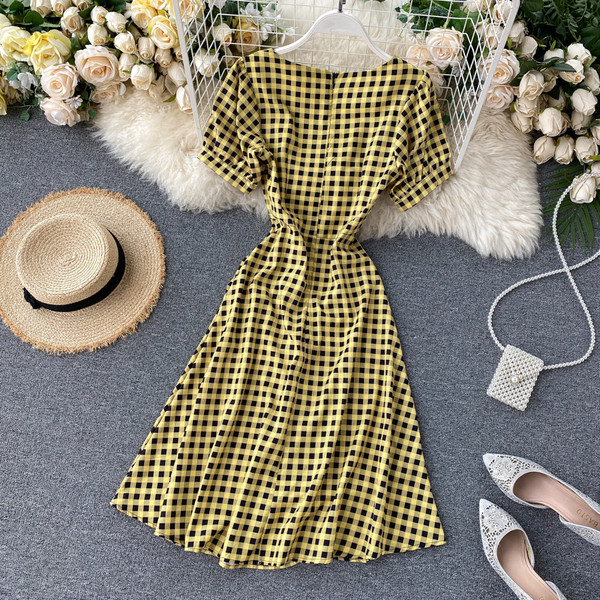 Модерна дамска рокля с квадратно деколте и къс ръкав