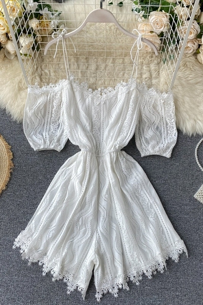 Къс дантелен дамски гащеризон с ластик на талията 