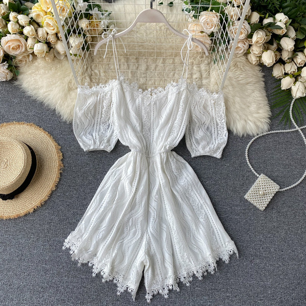 Къс дантелен дамски гащеризон с ластик на талията 