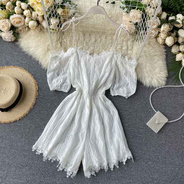 Къс дантелен дамски гащеризон с ластик на талията 