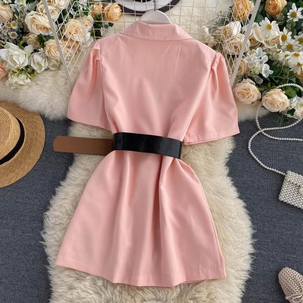 Нов модел дамска рокля с шпиц деколте и колан 