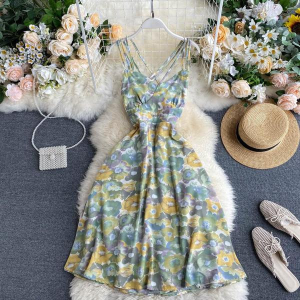 Дамска рокля с флорален десен и кръстосани презрамки