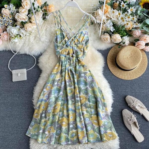 Дамска рокля с флорален десен и кръстосани презрамки