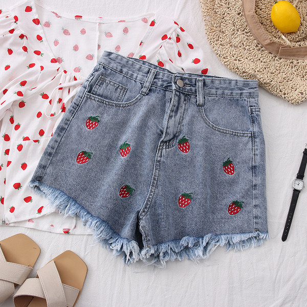 Модерни дамски къси панталони с бродерия и скъсани мотиви