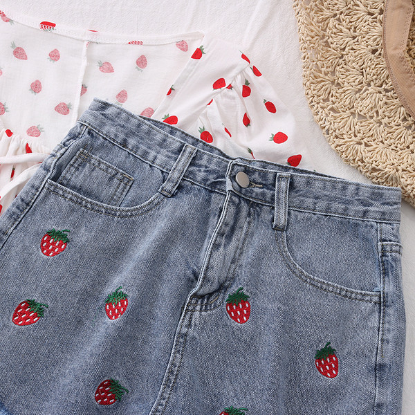 Модерни дамски къси панталони с бродерия и скъсани мотиви