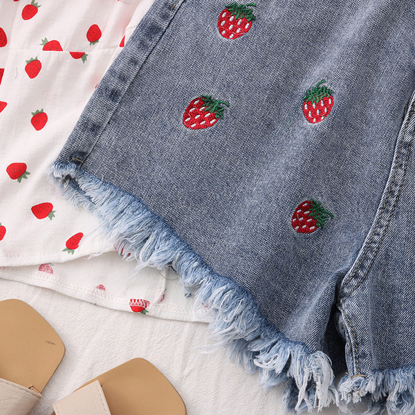 Модерни дамски къси панталони с бродерия и скъсани мотиви