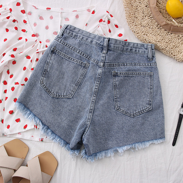 Модерни дамски къси панталони с бродерия и скъсани мотиви