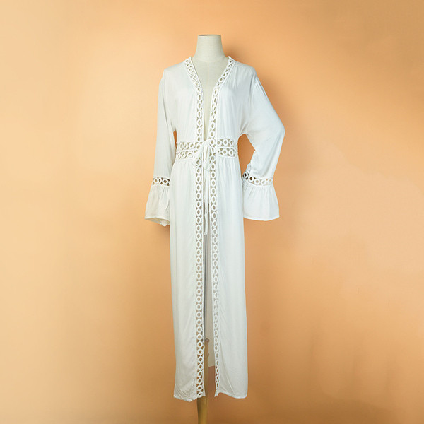 Модерно дамско плажно парео в бял цвят